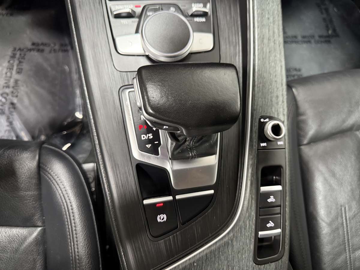 Vehicle image 25 of 38