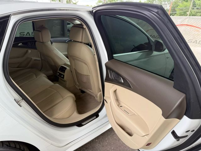 Vehicle image 33 of 52