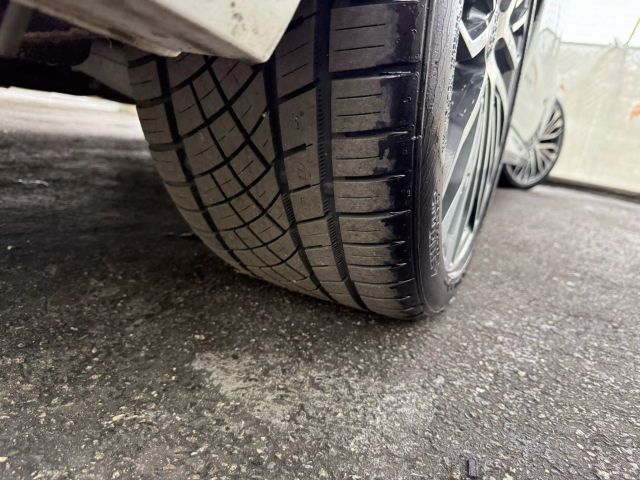 Vehicle image 21 of 52
