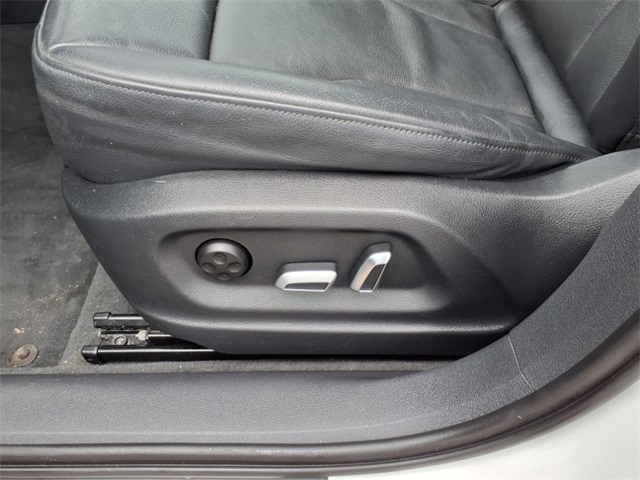 Vehicle image 18 of 21