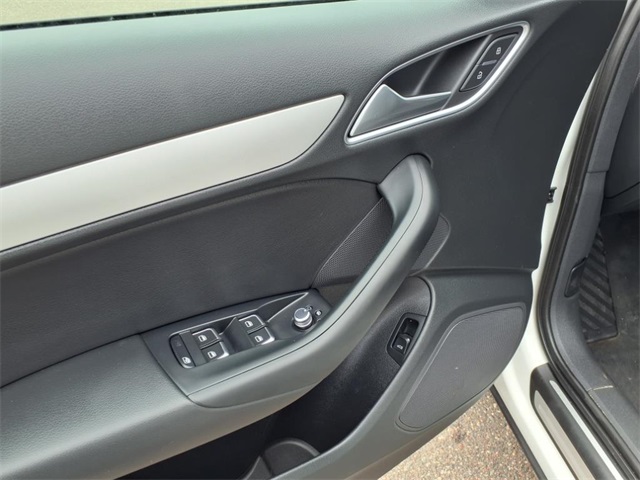 Vehicle image 17 of 21