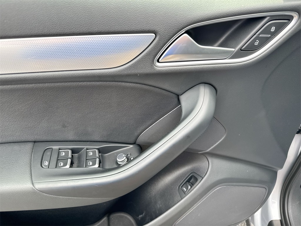 Vehicle image 21 of 28
