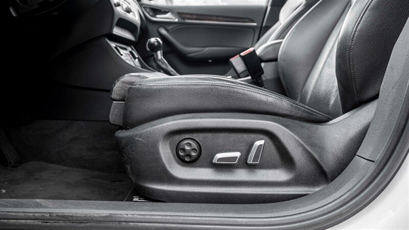 Vehicle image 25 of 44