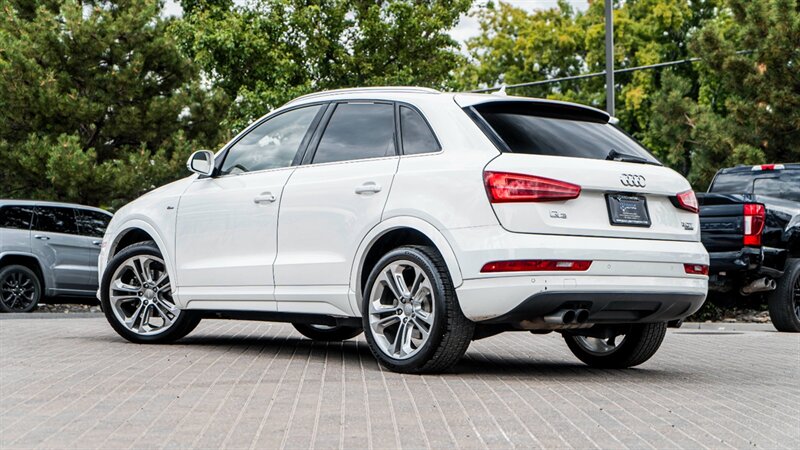 Vehicle image 10 of 44