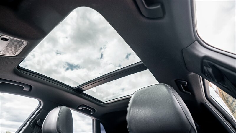 Vehicle image 18 of 44