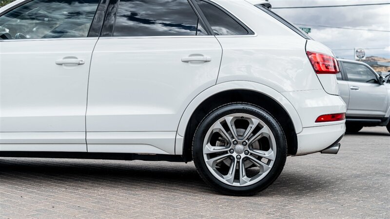 Vehicle image 8 of 44