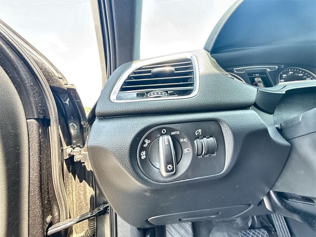 Vehicle image 33 of 36