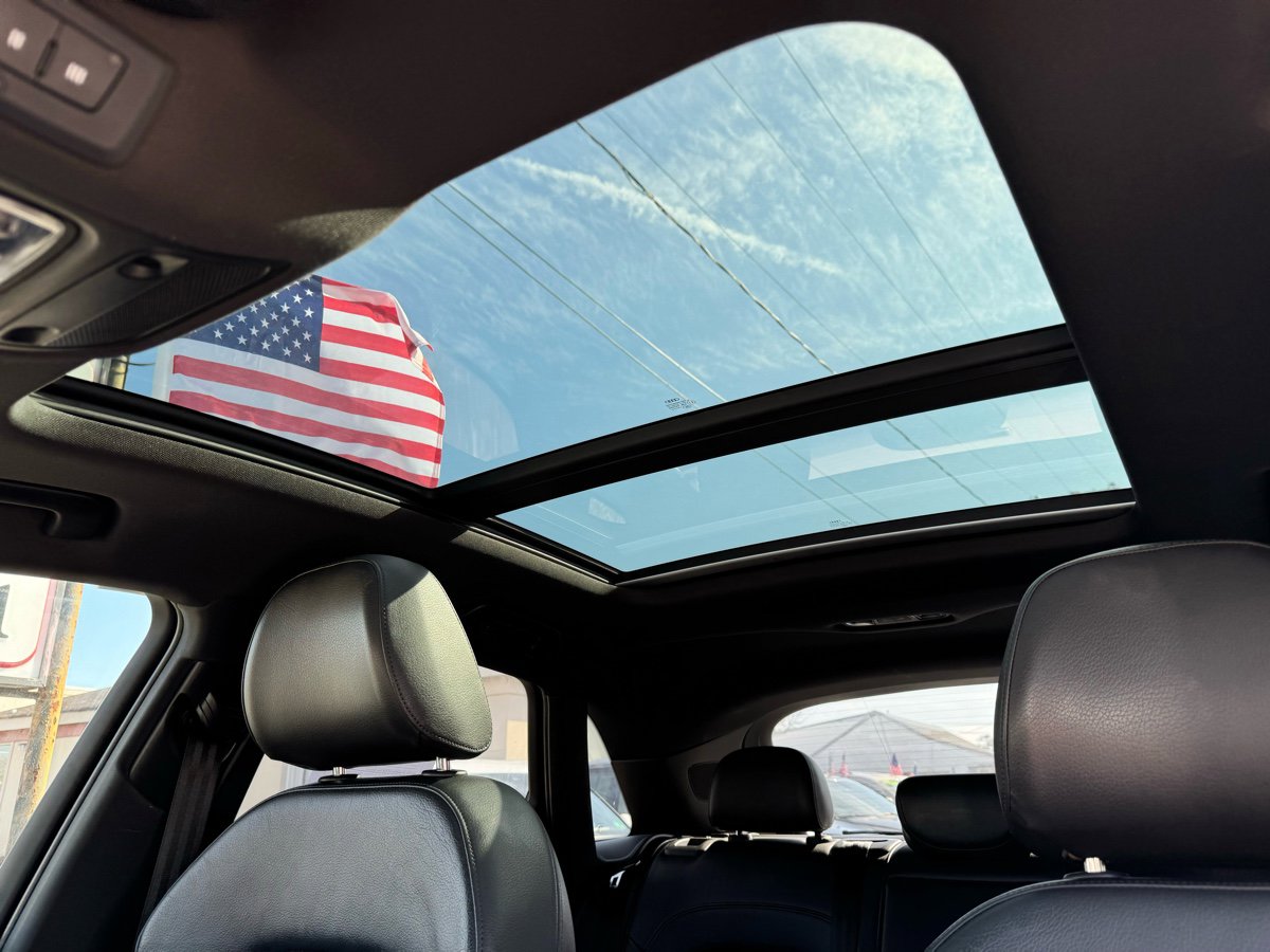 Vehicle image 8 of 12