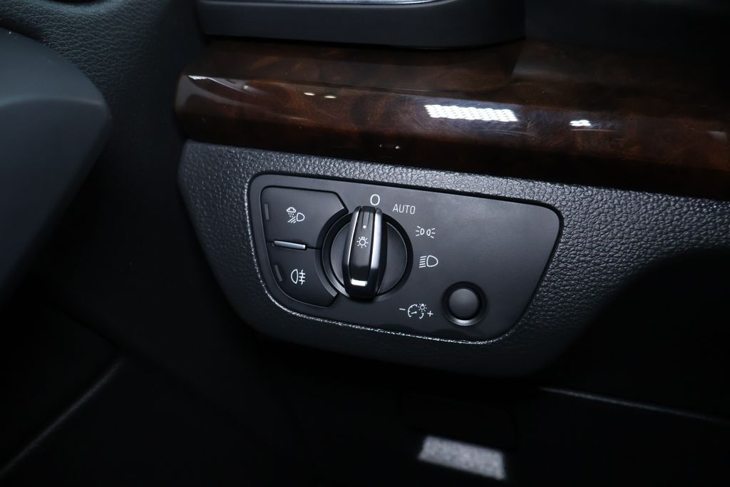Vehicle image 32 of 48