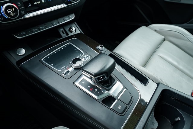 Vehicle image 17 of 28