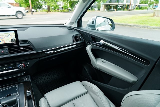 Vehicle image 10 of 28