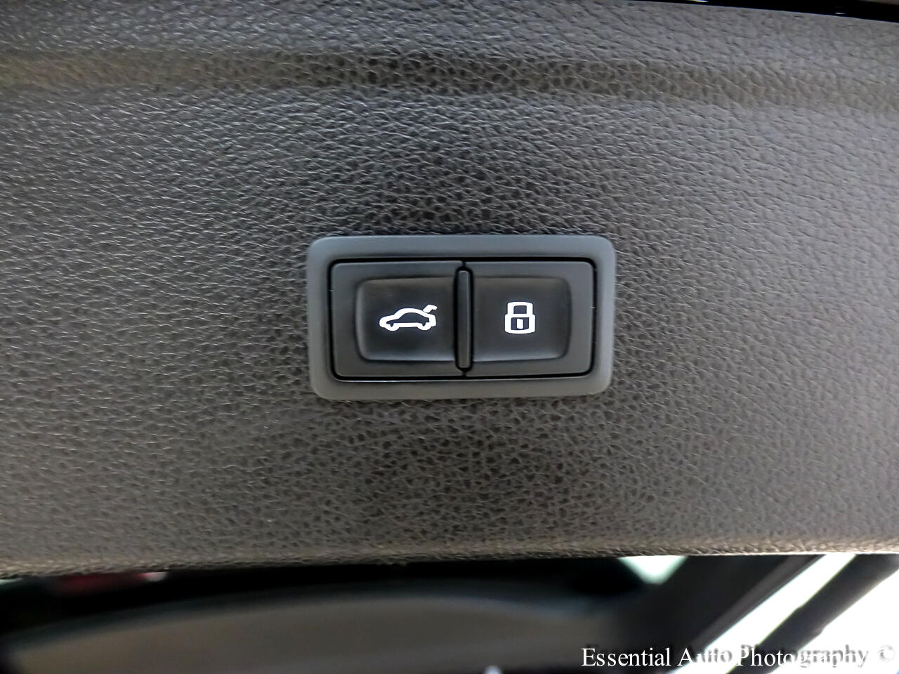 Vehicle image 32 of 42