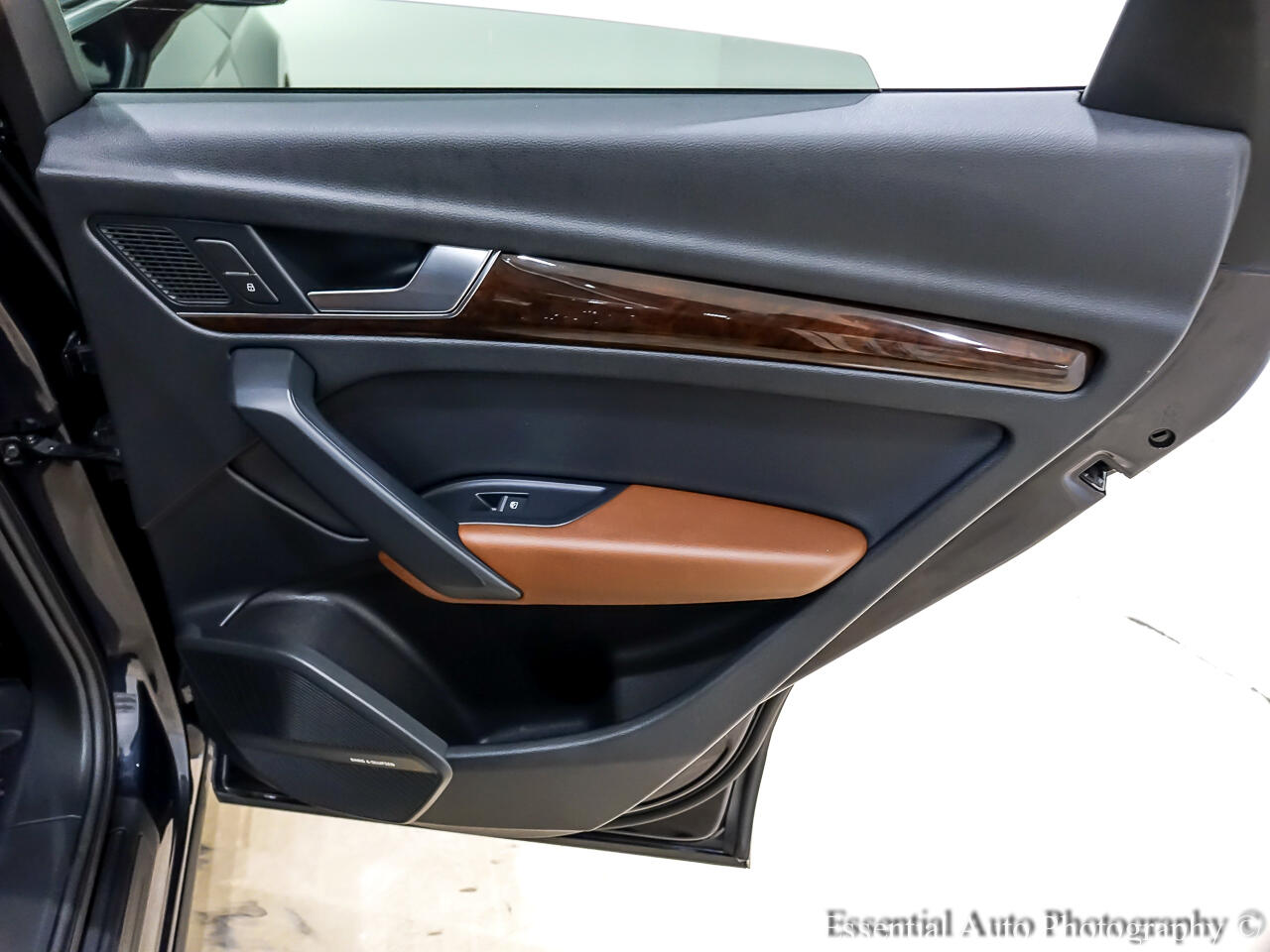 Vehicle image 33 of 42
