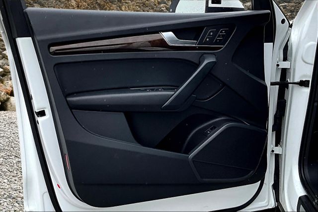 Vehicle image 22 of 33