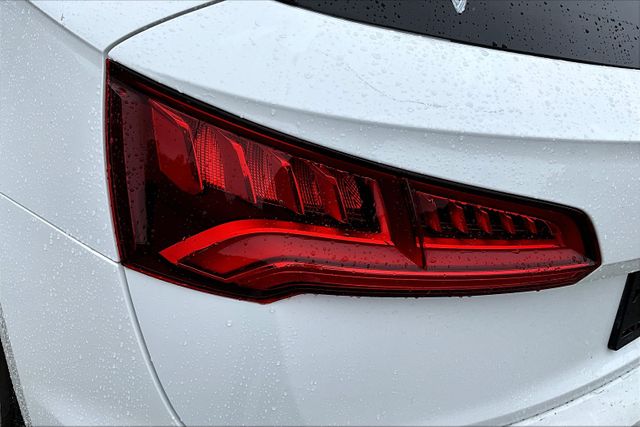 Vehicle image 28 of 33