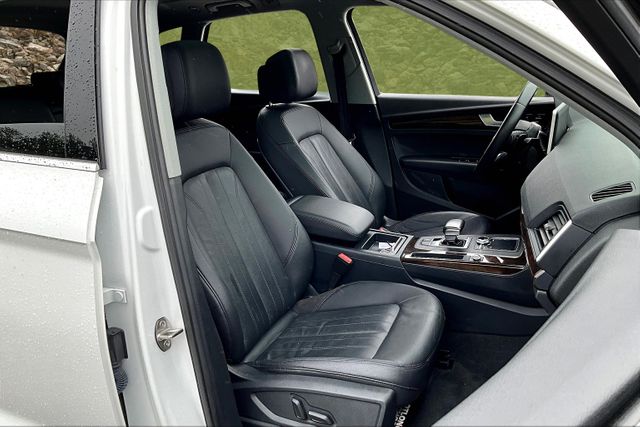 Vehicle image 8 of 33