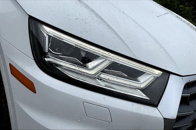 Vehicle image 27 of 33