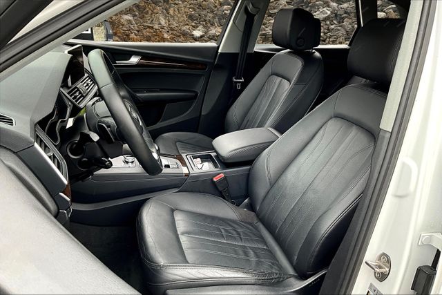 Vehicle image 10 of 33