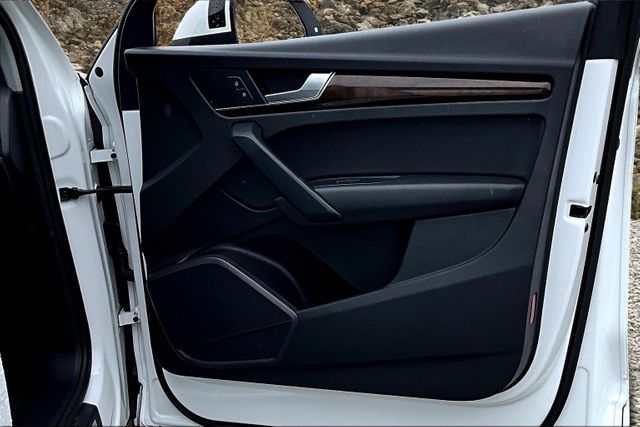 Vehicle image 31 of 33