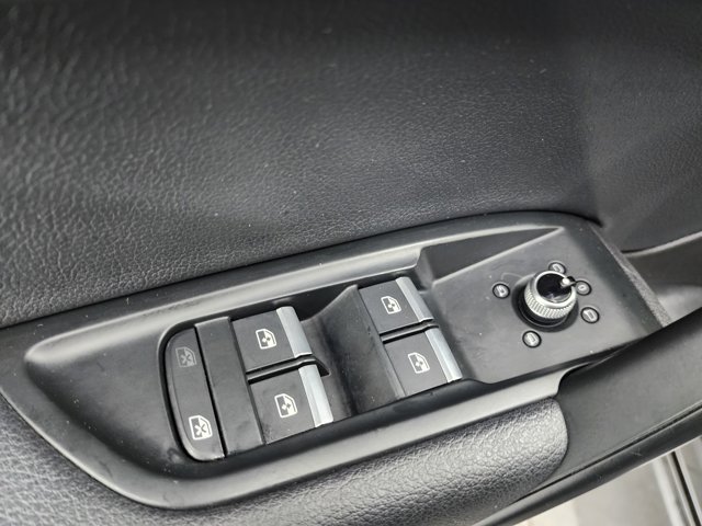 Vehicle image 32 of 49