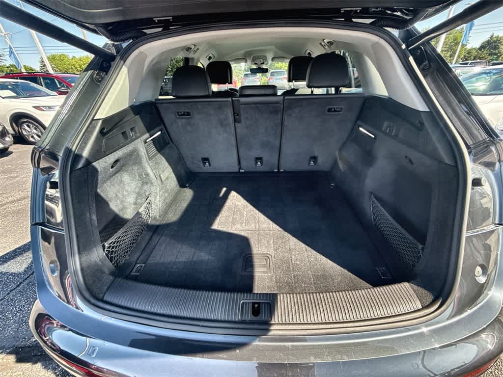 Vehicle image 10 of 34