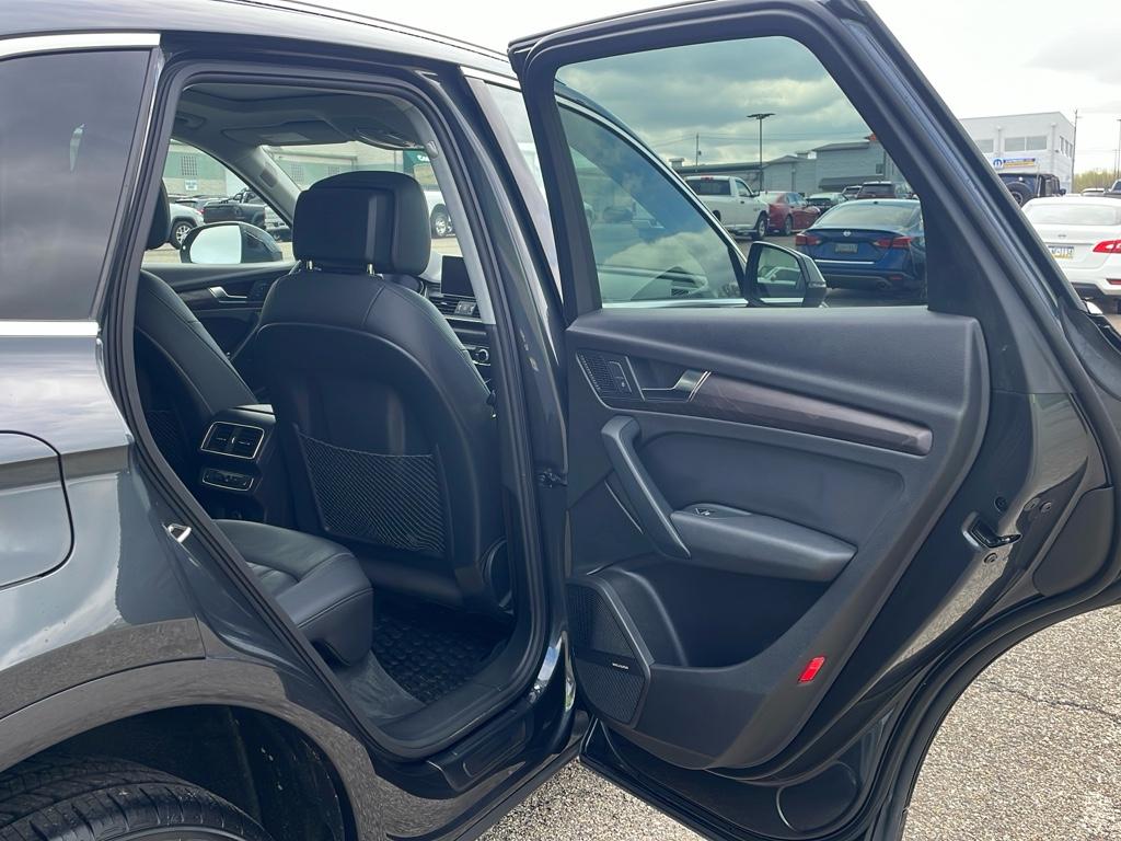 Vehicle image 16 of 23