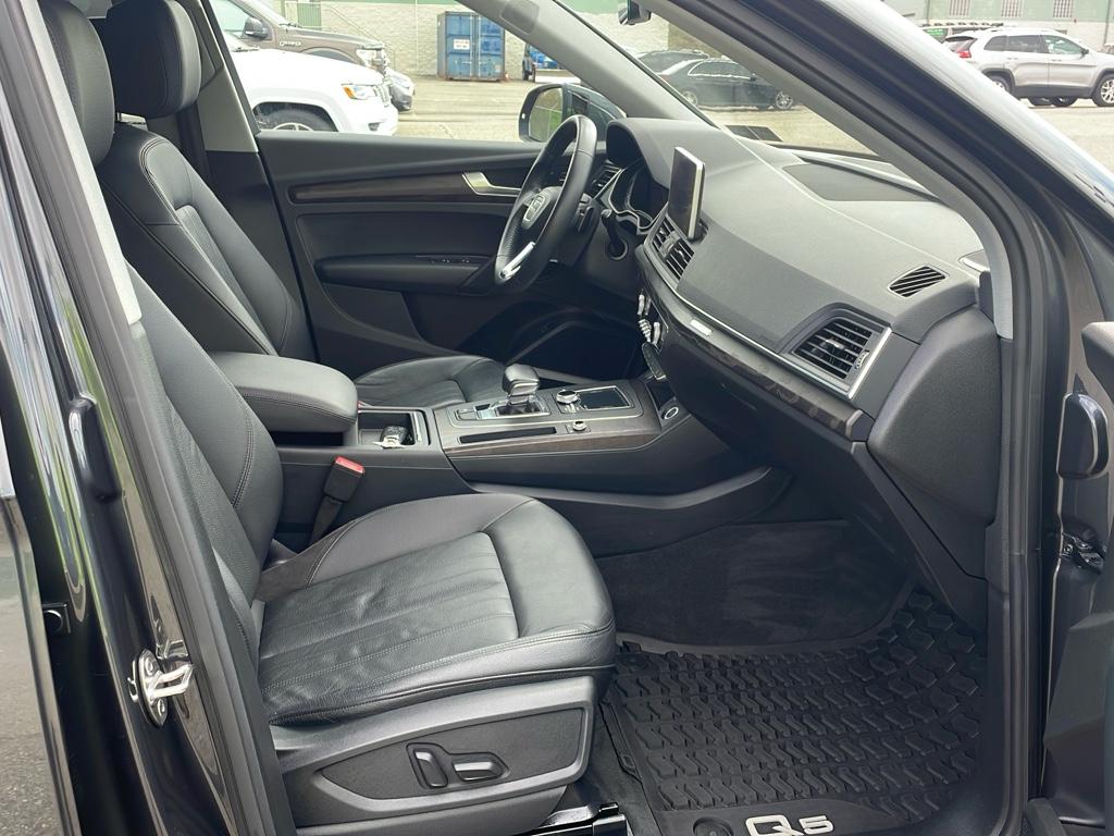 Vehicle image 19 of 23
