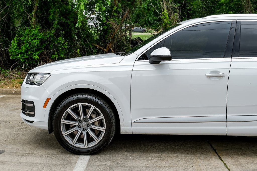Vehicle image 10 of 61