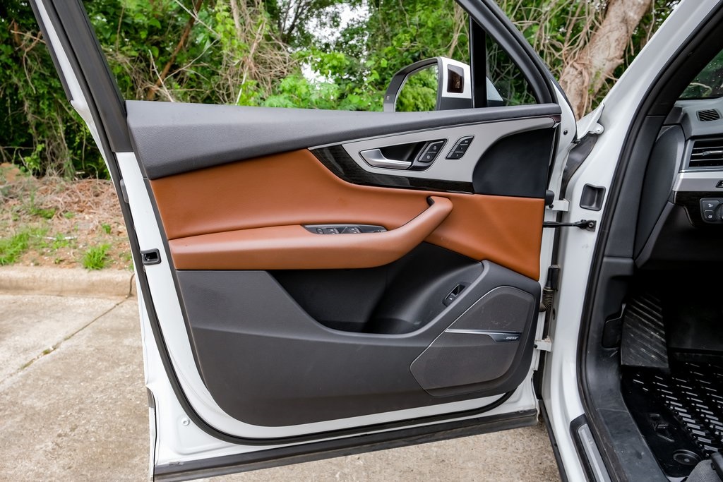 Vehicle image 44 of 61