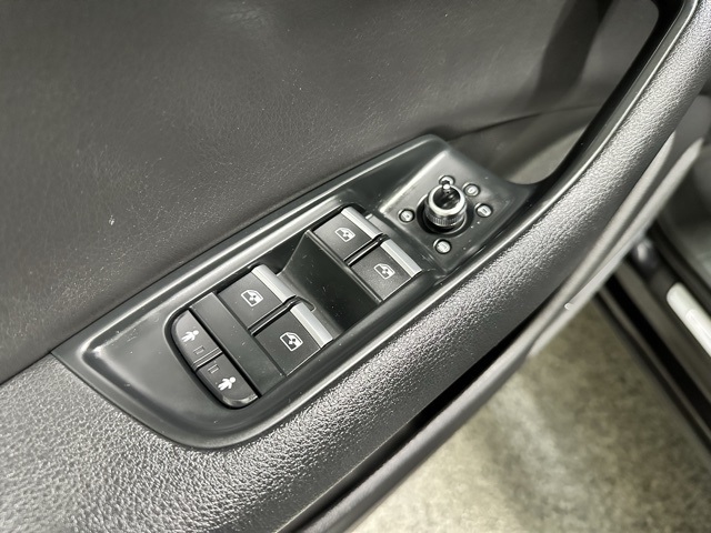 Vehicle image 23 of 34