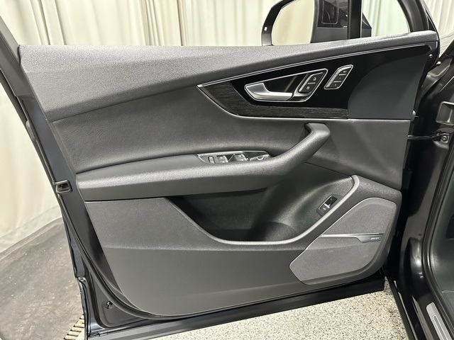 Vehicle image 22 of 34
