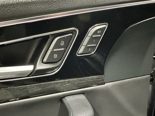 Vehicle image 24 of 34