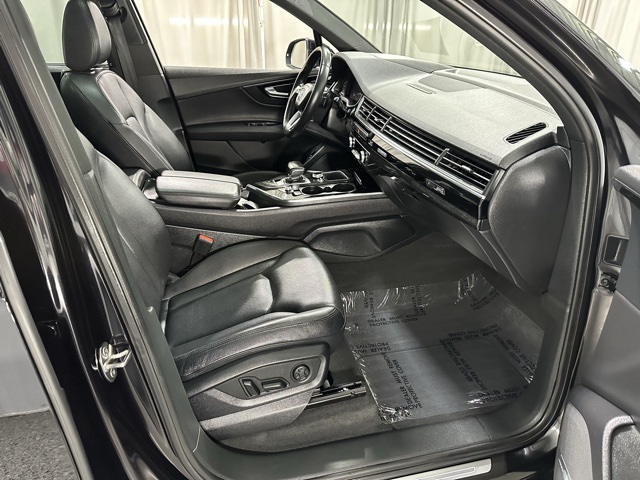 Vehicle image 7 of 34