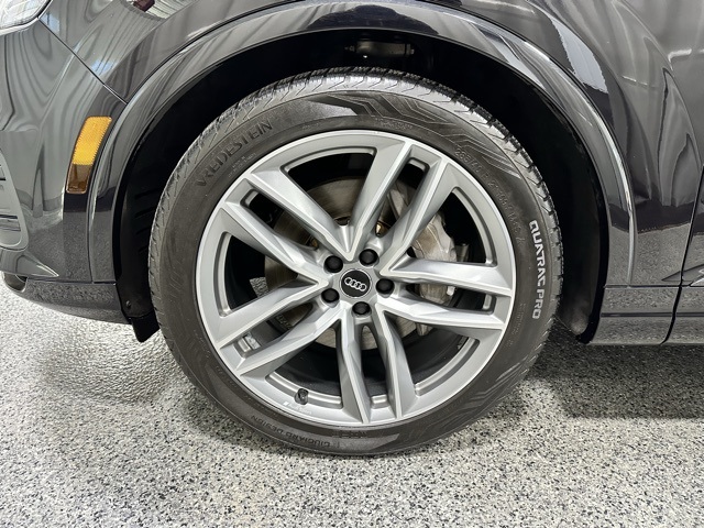 Vehicle image 33 of 34