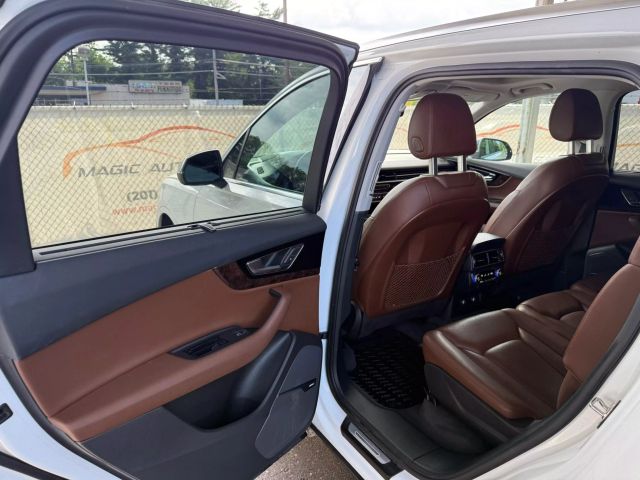 Vehicle image 33 of 55