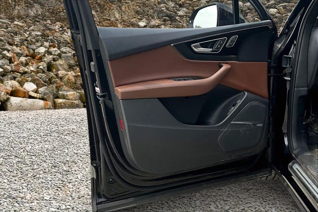 Vehicle image 32 of 34