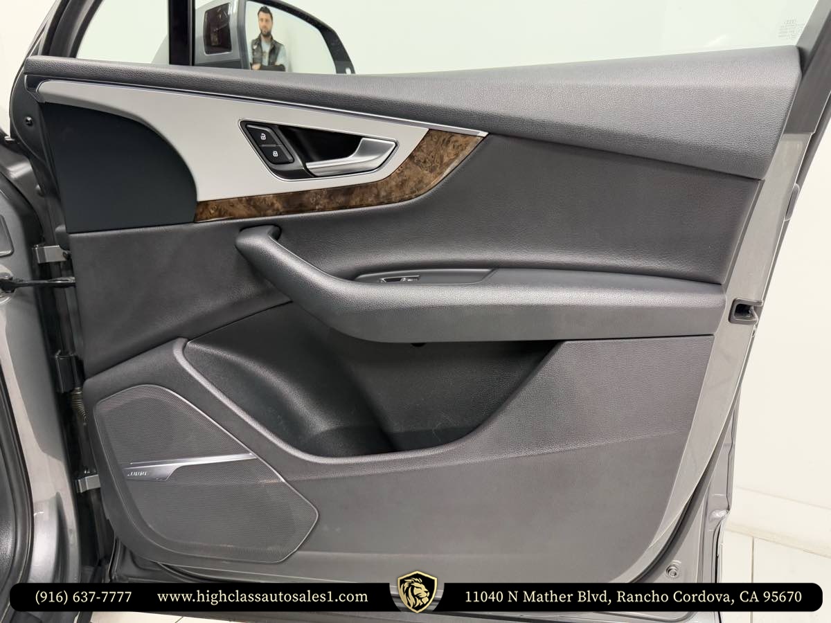 Vehicle image 18 of 52