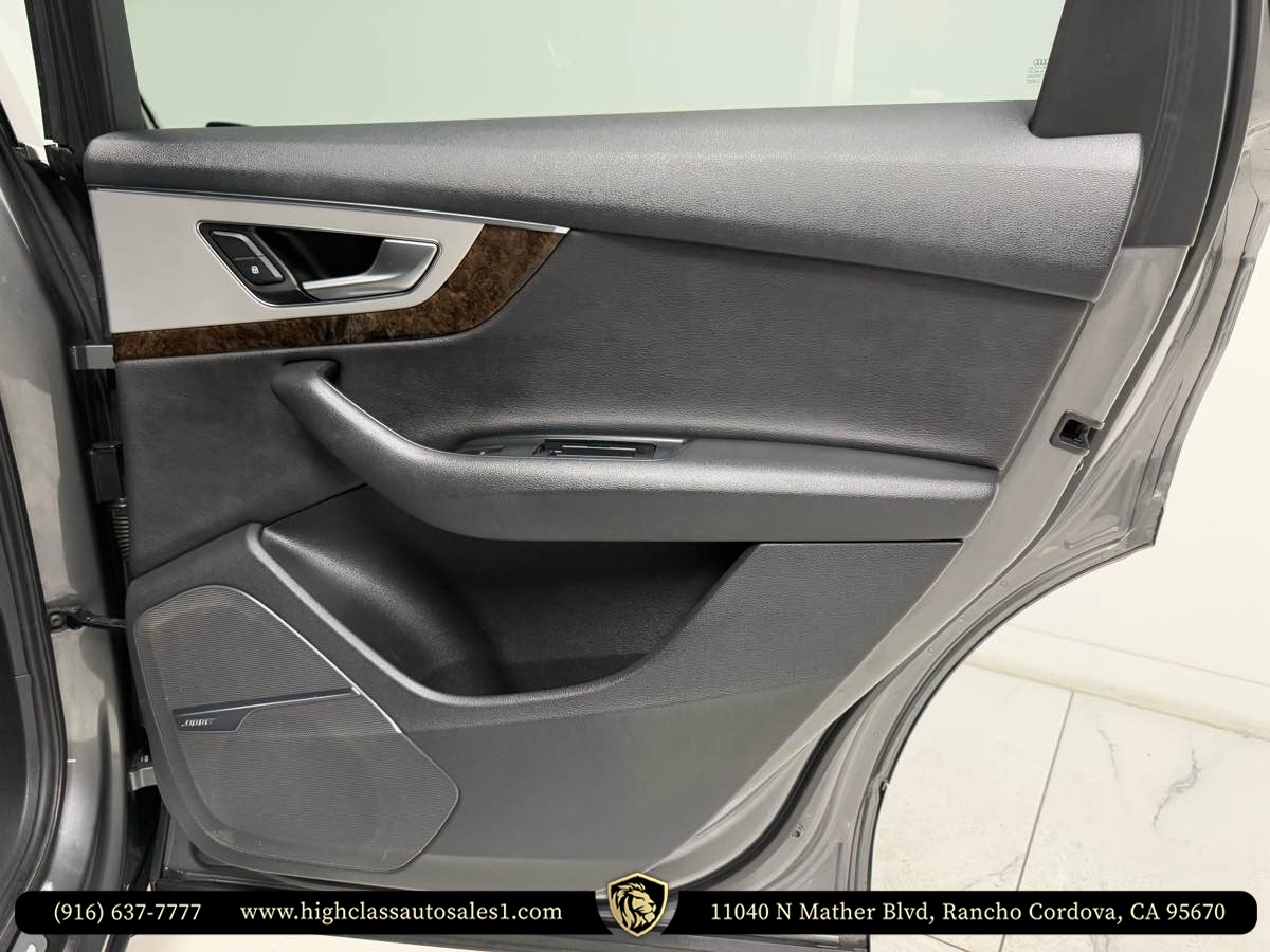 Vehicle image 26 of 52