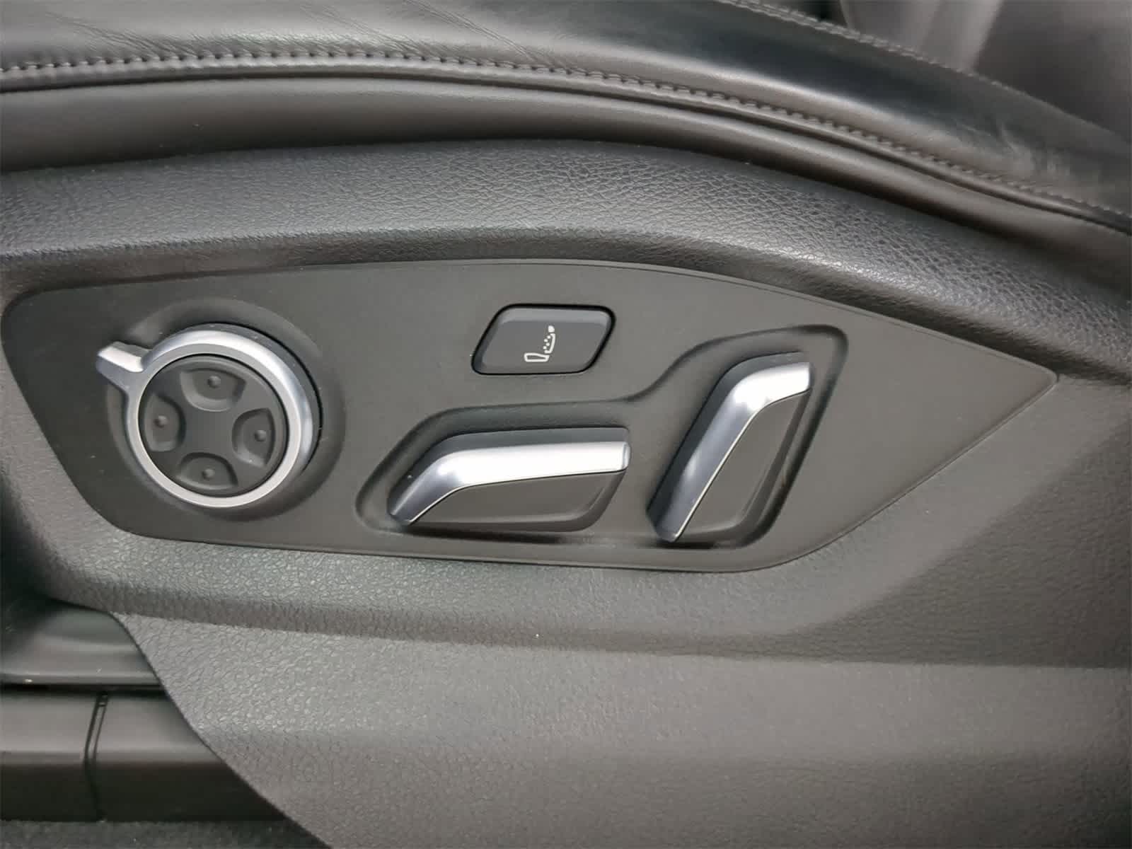 Vehicle image 26 of 37