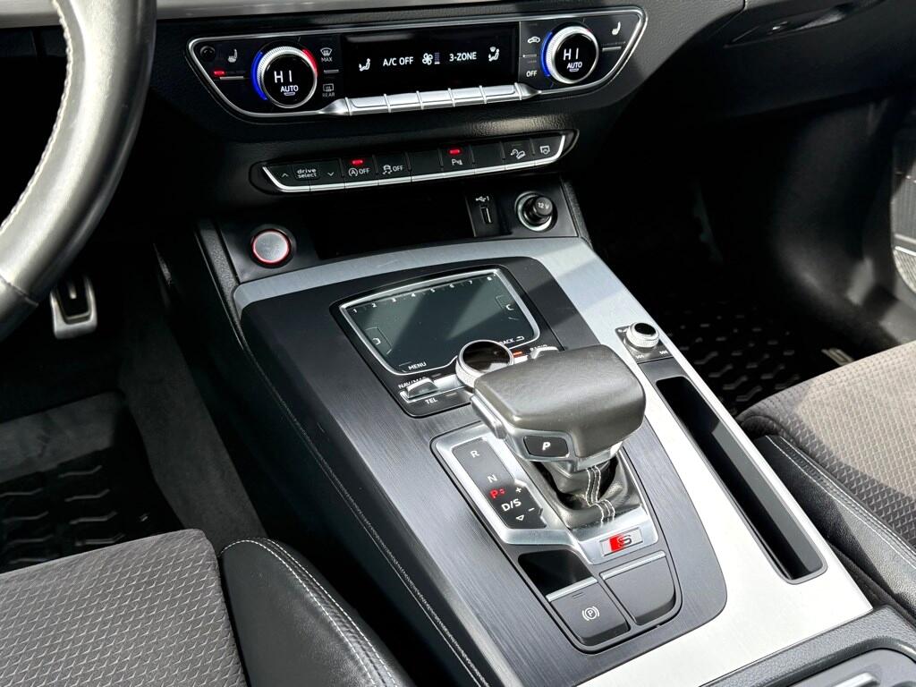 Vehicle image 32 of 49