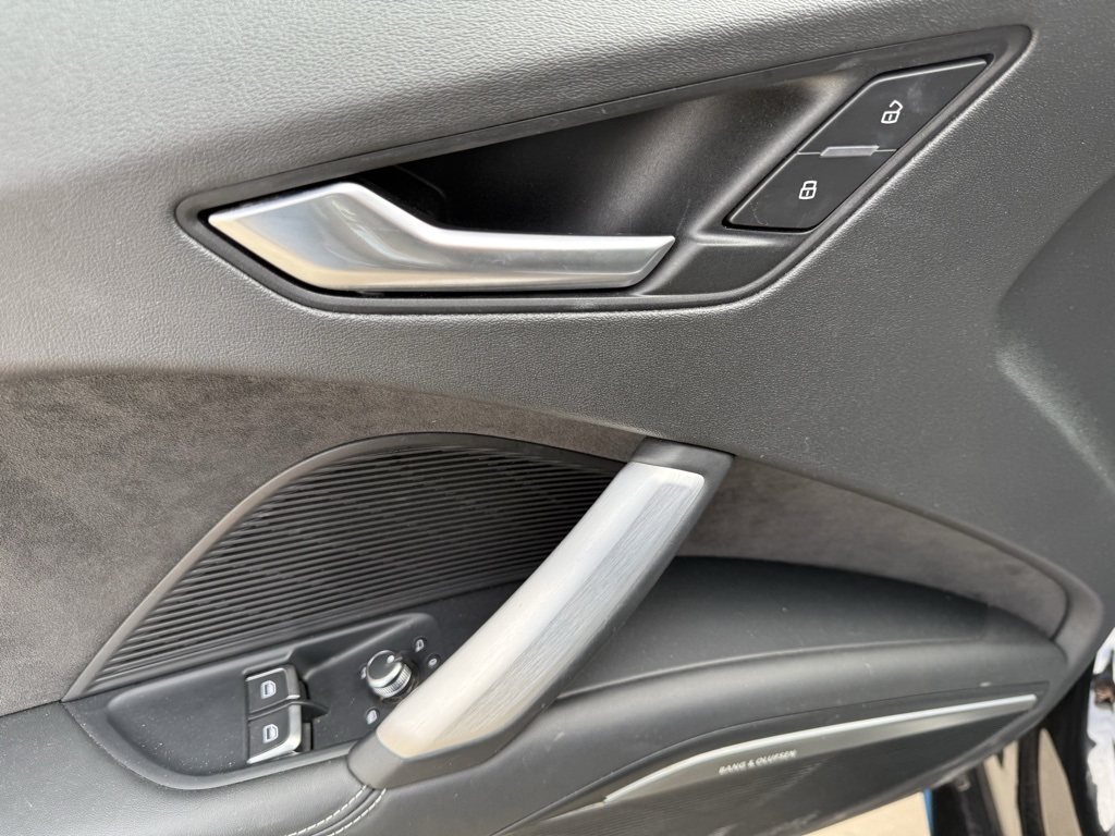 Vehicle image 10 of 27