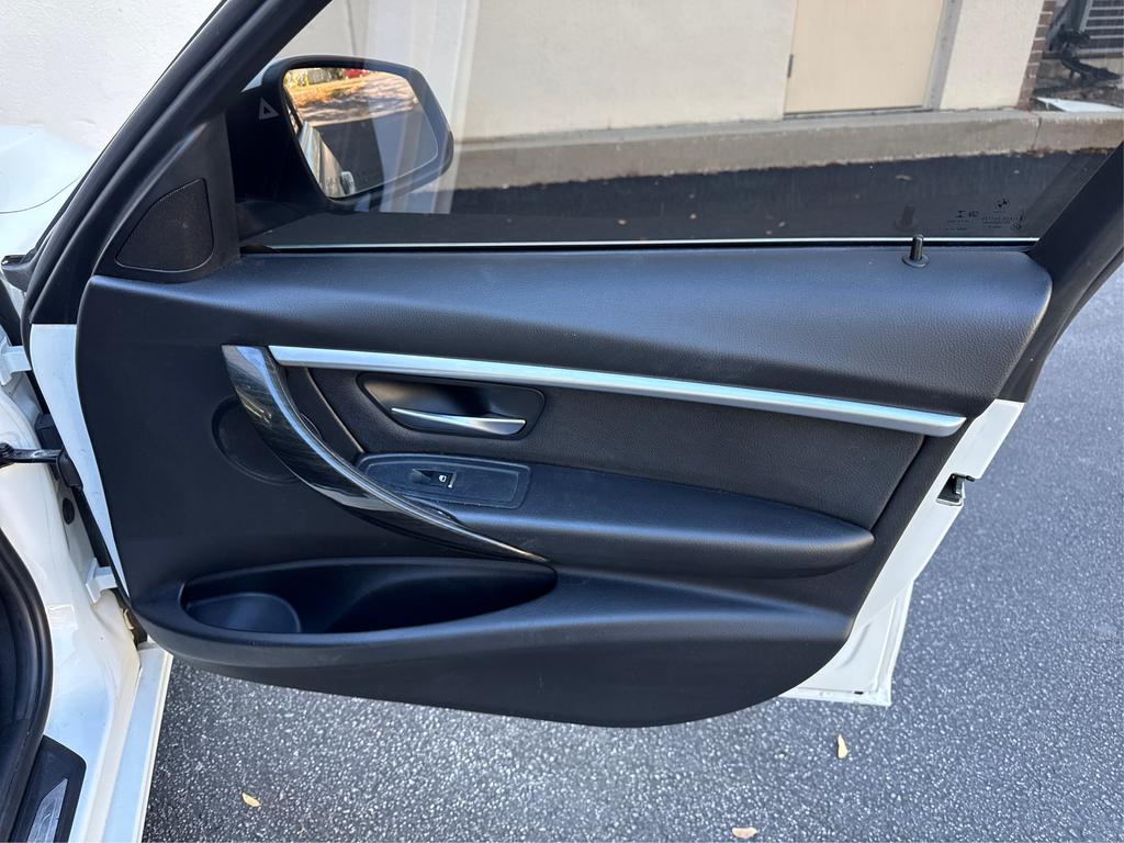 Vehicle image 21 of 23