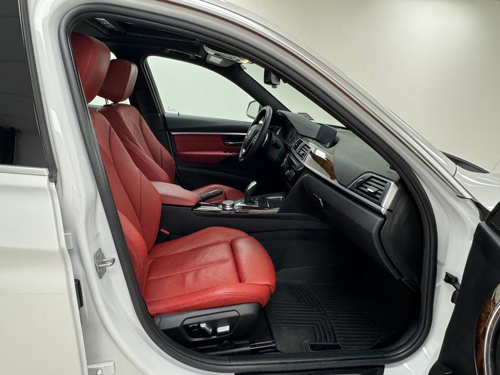 Vehicle image 14 of 44