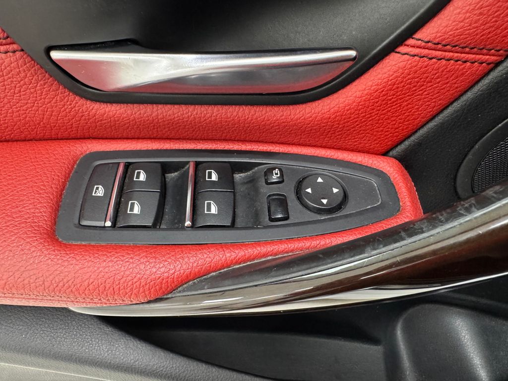 Vehicle image 28 of 44