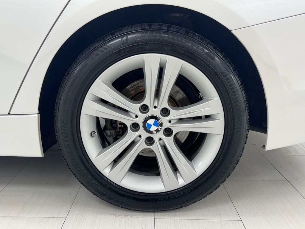 Vehicle image 41 of 44