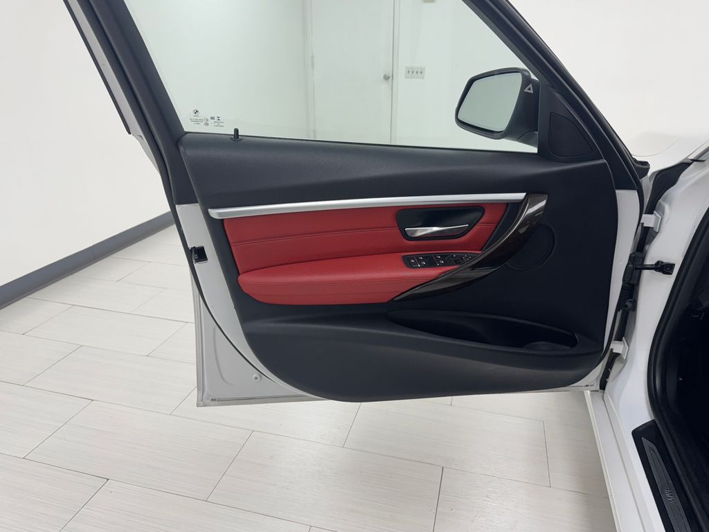 Vehicle image 9 of 44