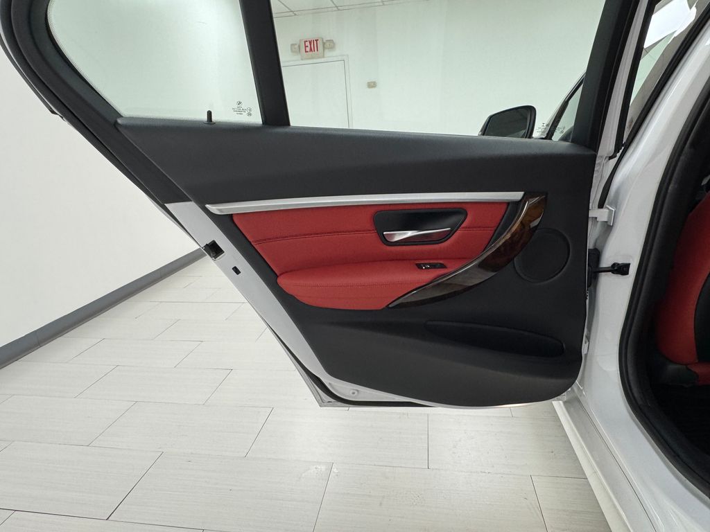 Vehicle image 11 of 44