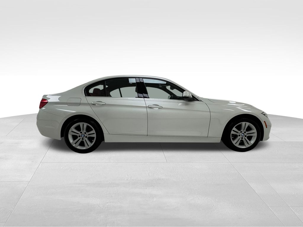 Vehicle image 4 of 44