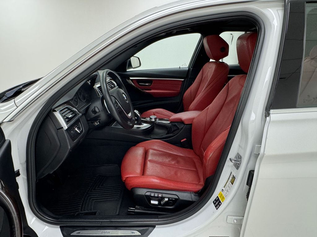 Vehicle image 10 of 44