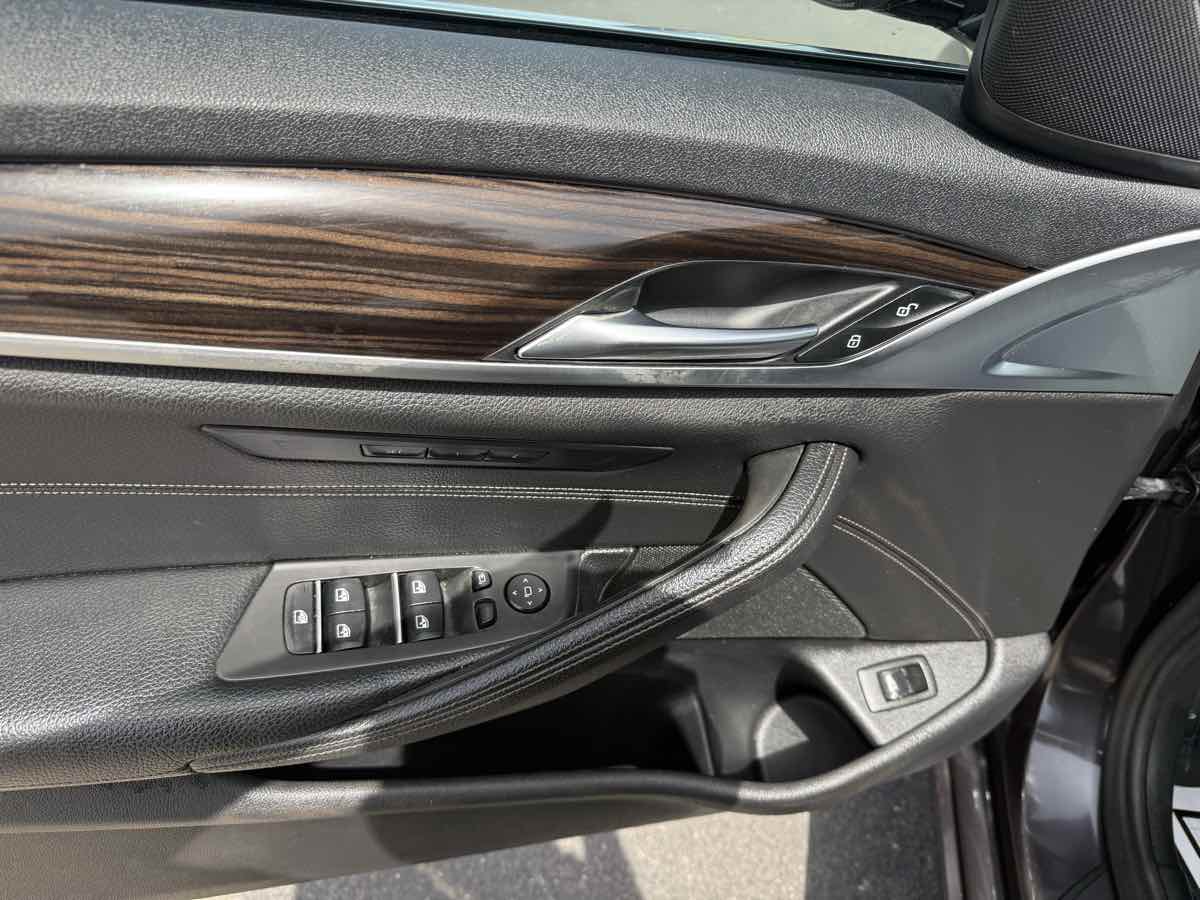 Vehicle image 14 of 19